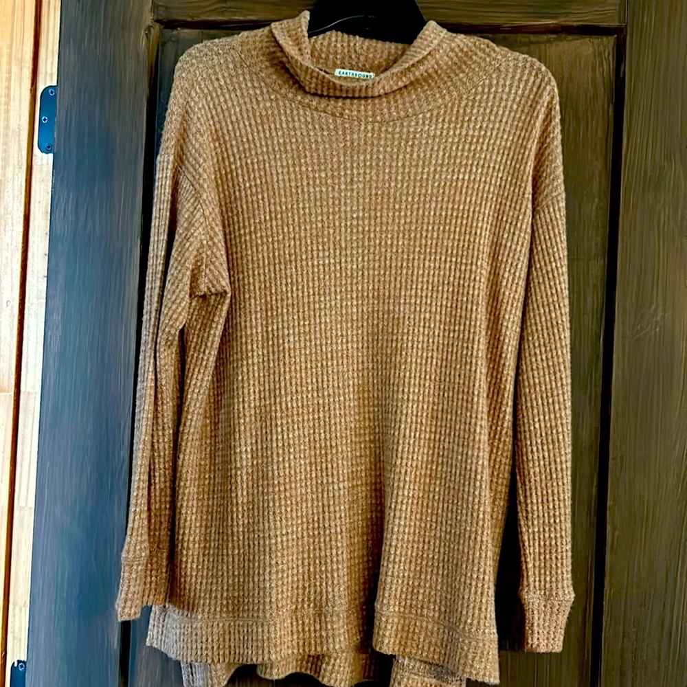 Women’s Earthbound Trading Co shirt. Very soft and comfy. Like new. Size L.